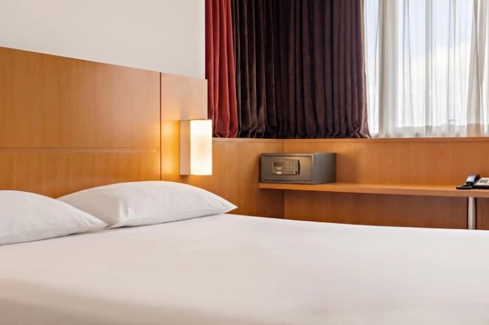 Habitación Doble Estándar del hotel Ibis Abu Dhabi Gate. Foto 2