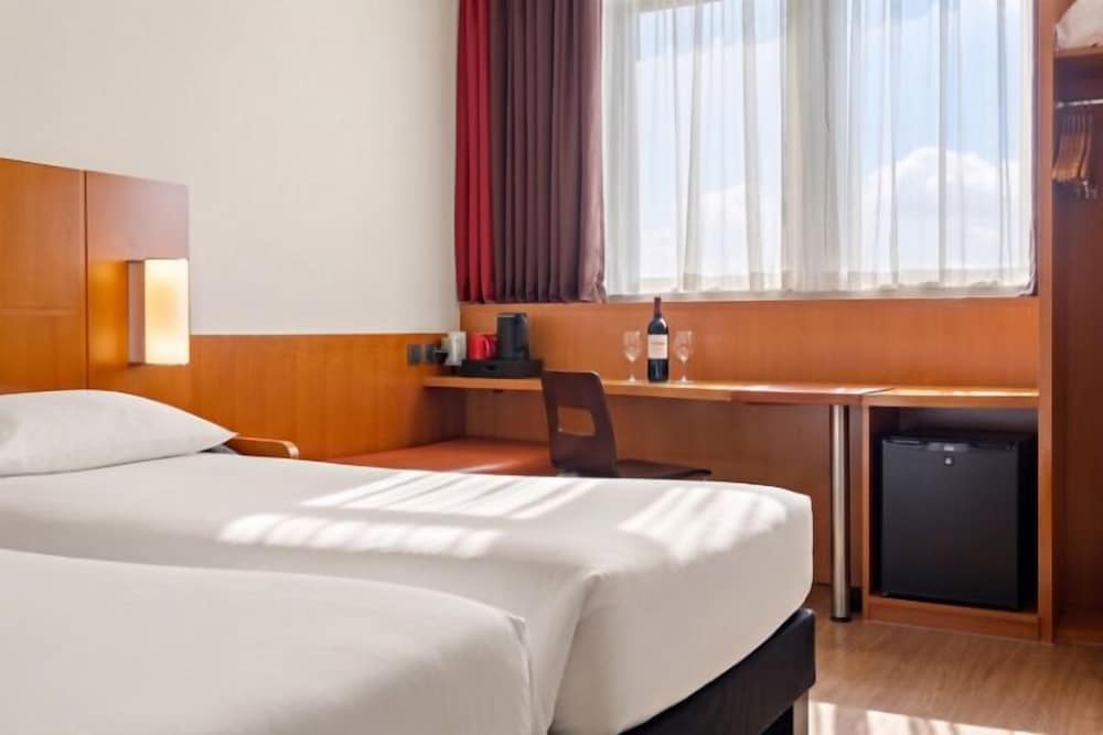 Habitación Gemela Estándar del hotel Ibis Abu Dhabi Gate. Foto 1