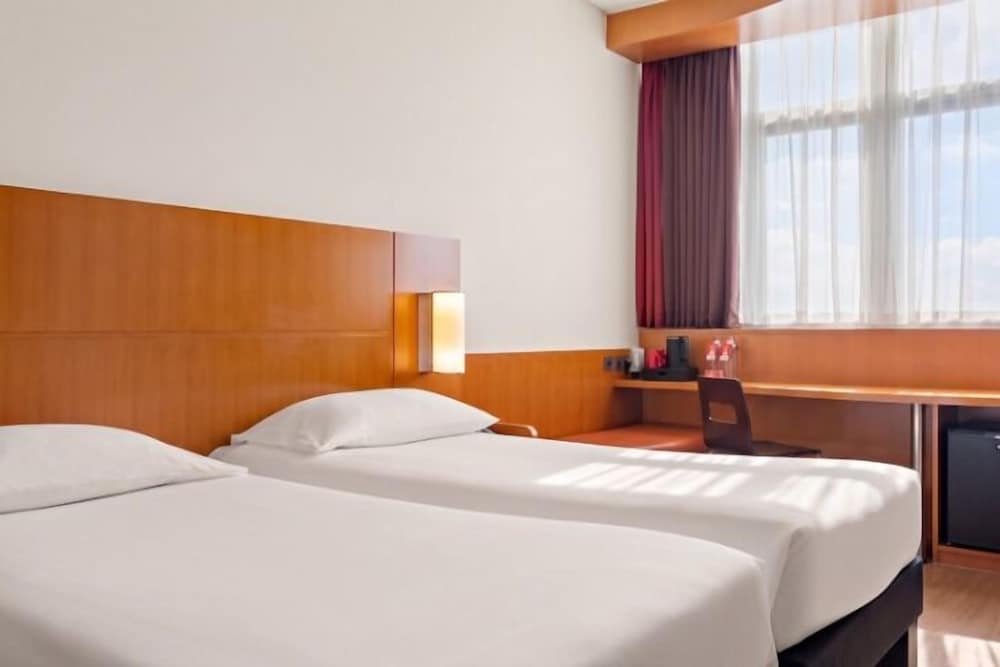 Habitación Gemela Estándar del hotel Ibis Abu Dhabi Gate. Foto 2
