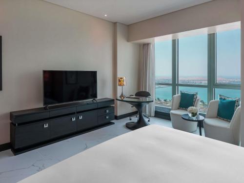 Habitación de lujo con vistas al mar - 1 cama extragrande del hotel Sofitel Abu Dhabi Corniche. Foto 3