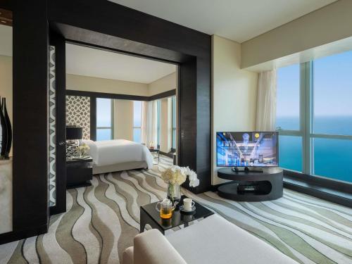 Suite Prestige con acceso al club y vistas al mar o la ciudad del hotel Sofitel Abu Dhabi Corniche