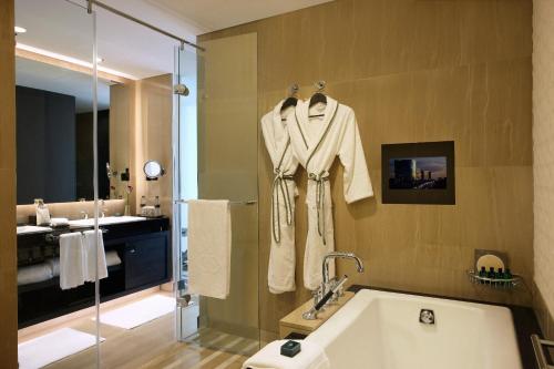 Suite Prestige con acceso al club y vistas al mar o la ciudad del hotel Sofitel Abu Dhabi Corniche. Foto 1
