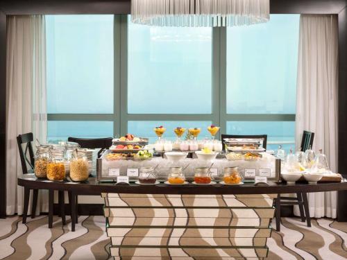 Habitación Doble Club de lujo con acceso al club y vistas al mar o la ciudad - Cama extragrande del hotel Sofitel Abu Dhabi Corniche. Foto 3