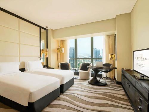Habitación Doble Club de lujo con acceso al club y vistas al mar o la ciudad - 2 camas del hotel Sofitel Abu Dhabi Corniche. Foto 1