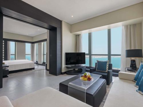 Suite Prestige con acceso al club y vistas al mar o la ciudad del hotel Sofitel Abu Dhabi Corniche. Foto 6