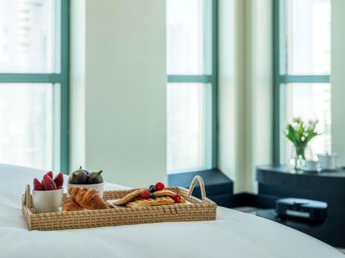 Opera King Suite with Club Millésime Access and Sea or City View del hotel Sofitel Abu Dhabi Corniche. Foto 9