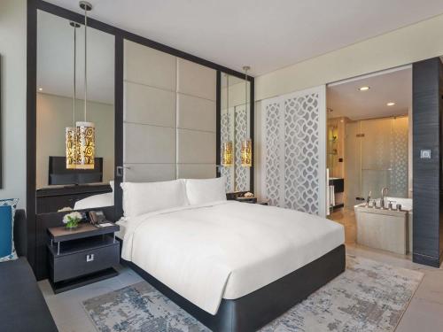 Habitación de lujo con vistas al mar - 1 cama extragrande del hotel Sofitel Abu Dhabi Corniche. Foto 7