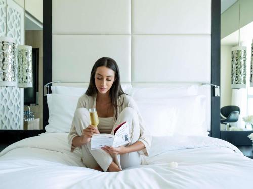 Habitación de lujo con vistas al mar - 1 cama extragrande del hotel Sofitel Abu Dhabi Corniche. Foto 9