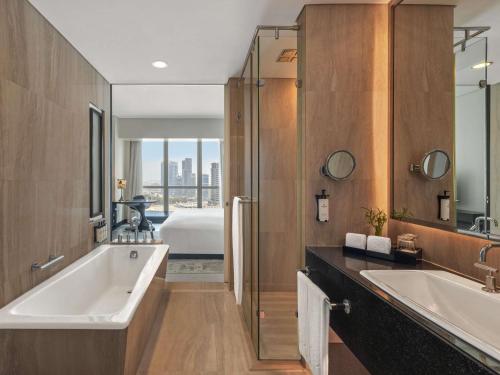 Habitación Doble Superior - 2 camas, con vistas a la ciudad del hotel Sofitel Abu Dhabi Corniche. Foto 6