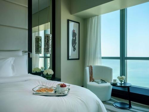 Habitación Doble Superior - 2 camas, con vistas a la ciudad del hotel Sofitel Abu Dhabi Corniche. Foto 7