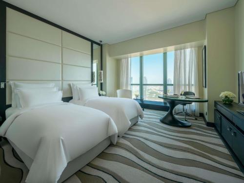 Habitación Doble Superior - 2 camas, con vistas a la ciudad del hotel Sofitel Abu Dhabi Corniche. Foto 9