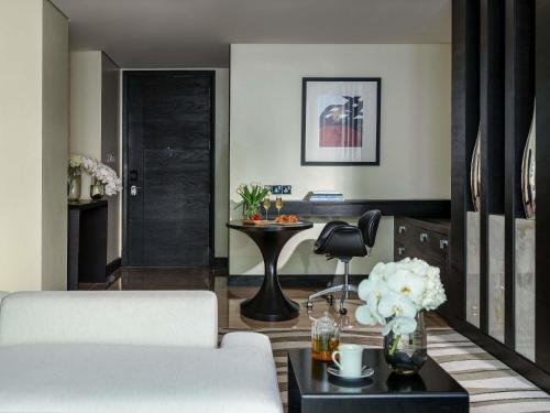 Opera King Suite with Club Millésime Access and Sea or City View del hotel Sofitel Abu Dhabi Corniche. Foto 11