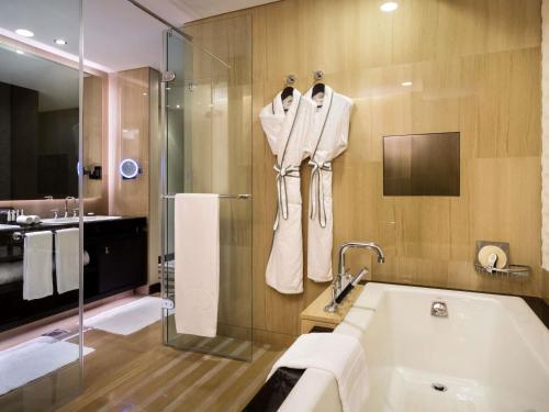 Suite Prestige con acceso al club y vistas al mar o la ciudad del hotel Sofitel Abu Dhabi Corniche. Foto 8