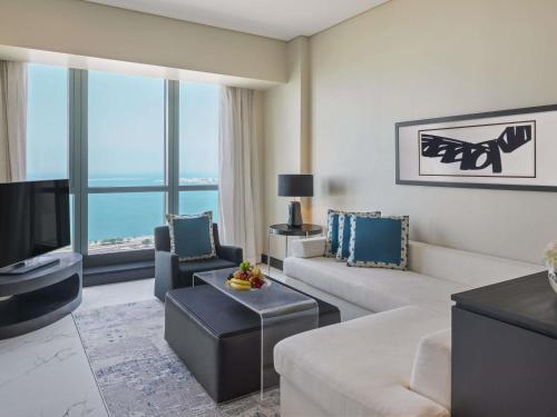 Suite Prestige con acceso al club y vistas al mar o la ciudad del hotel Sofitel Abu Dhabi Corniche. Foto 9