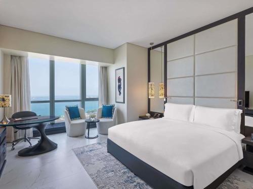 Habitación Doble Club de lujo con acceso al club y vistas al mar o la ciudad - Cama extragrande del hotel Sofitel Abu Dhabi Corniche. Foto 5