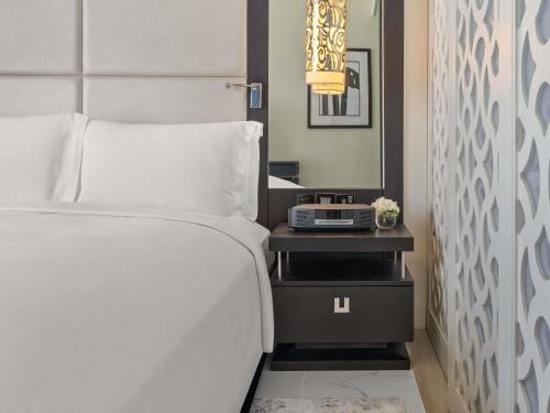 Habitación Doble Club de lujo con acceso al club y vistas al mar o la ciudad - Cama extragrande del hotel Sofitel Abu Dhabi Corniche. Foto 6