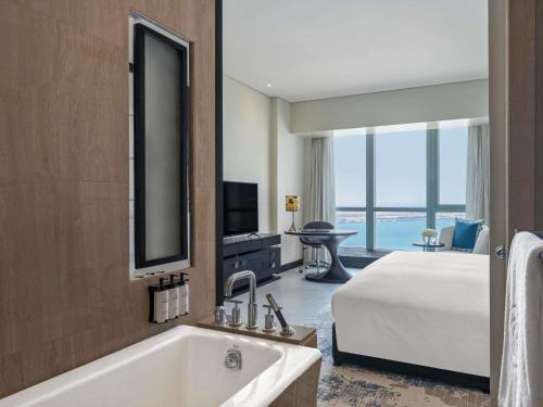 Habitación Doble Club de lujo con acceso al club y vistas al mar o la ciudad - Cama extragrande del hotel Sofitel Abu Dhabi Corniche. Foto 7