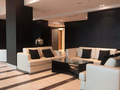 Habitación Doble Club de lujo con acceso al club y vistas al mar o la ciudad - Cama extragrande del hotel Sofitel Abu Dhabi Corniche. Foto 8
