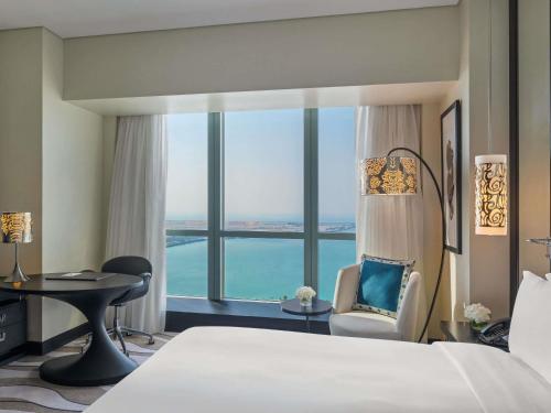 Habitación Doble Club de lujo con acceso al club y vistas al mar o la ciudad - 2 camas del hotel Sofitel Abu Dhabi Corniche. Foto 6