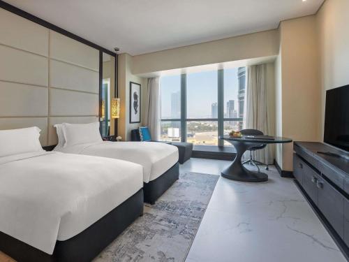 Habitación Doble Club de lujo con acceso al club y vistas al mar o la ciudad - 2 camas del hotel Sofitel Abu Dhabi Corniche. Foto 7