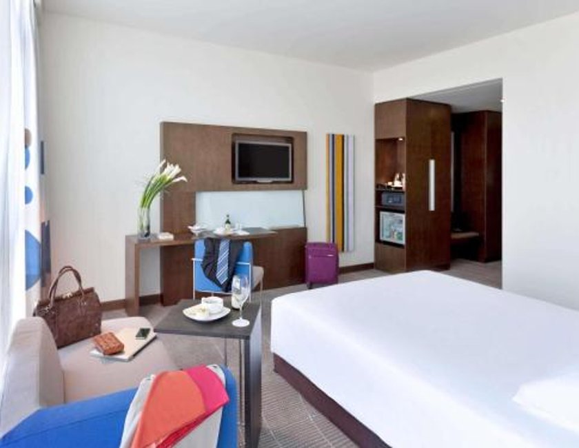Habitación Doble Superior con sofá del hotel Novotel Abu Dhabi Gate