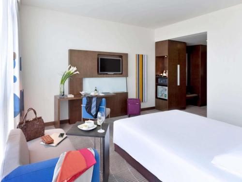 Habitación Doble Superior con sofá del hotel Novotel Abu Dhabi Gate. Foto 9