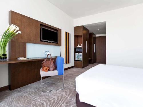 Habitación Doble Superior con sofá del hotel Novotel Abu Dhabi Gate. Foto 10