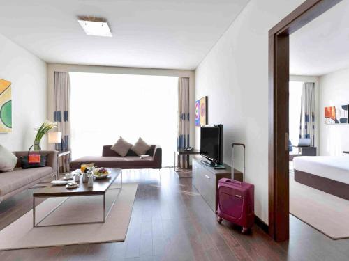 Habitación Doble Superior con 2 camas individuales y sofá cama del hotel Novotel Abu Dhabi Gate. Foto 3