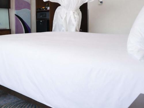 Habitación Doble Superior con 2 camas individuales y sofá cama del hotel Novotel Abu Dhabi Gate. Foto 8