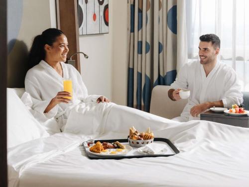 Suite Superior con sofá del hotel Novotel Abu Dhabi Gate