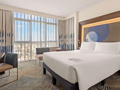 Suite Superior con sofá del hotel Novotel Abu Dhabi Gate. Foto 1