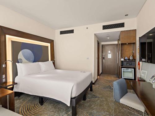 Suite Superior con sofá del hotel Novotel Abu Dhabi Gate. Foto 6