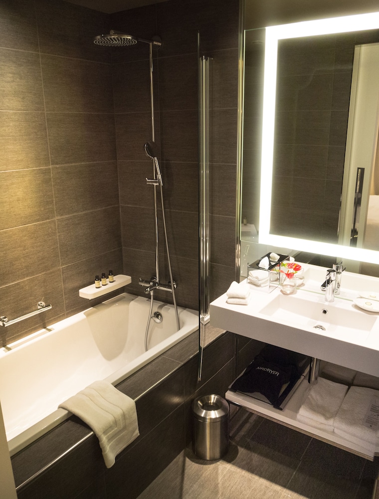 Habitación clásica, 1 cama de matrimonio grande del hotel Pullman Brussels Centre Midi. Foto 3