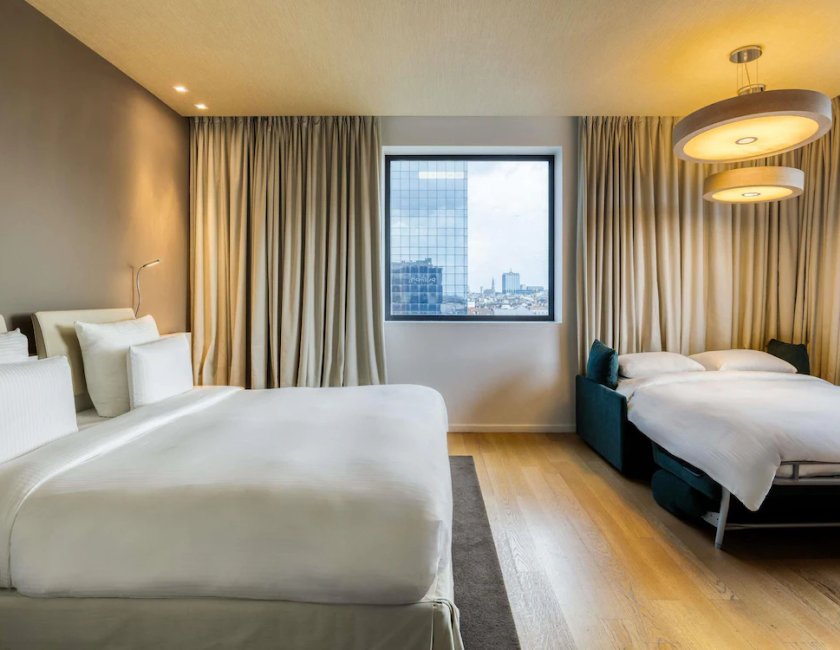 Habitación Deluxe, 1 cama de matrimonio grande, vistas a la ciudad del hotel Pullman Brussels Centre Midi