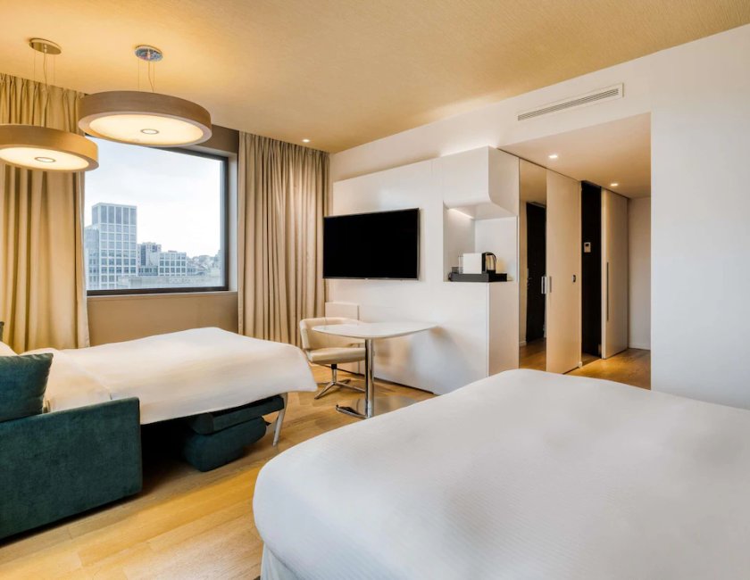 Habitación Deluxe, 1 cama de matrimonio grande, vistas a la ciudad del hotel Pullman Brussels Centre Midi. Foto 1