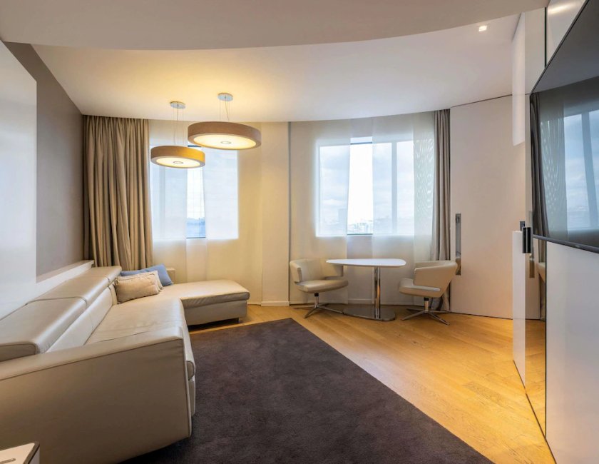 Habitación superior, 1 cama de matrimonio grande, vistas a la ciudad del hotel Pullman Brussels Centre Midi. Foto 3