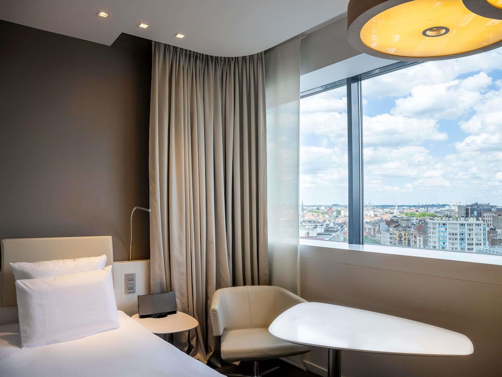 Habitación familiar, 1 cama de matrimonio grande con sofá cama, vistas a la ciudad del hotel Pullman Brussels Centre Midi. Foto 5