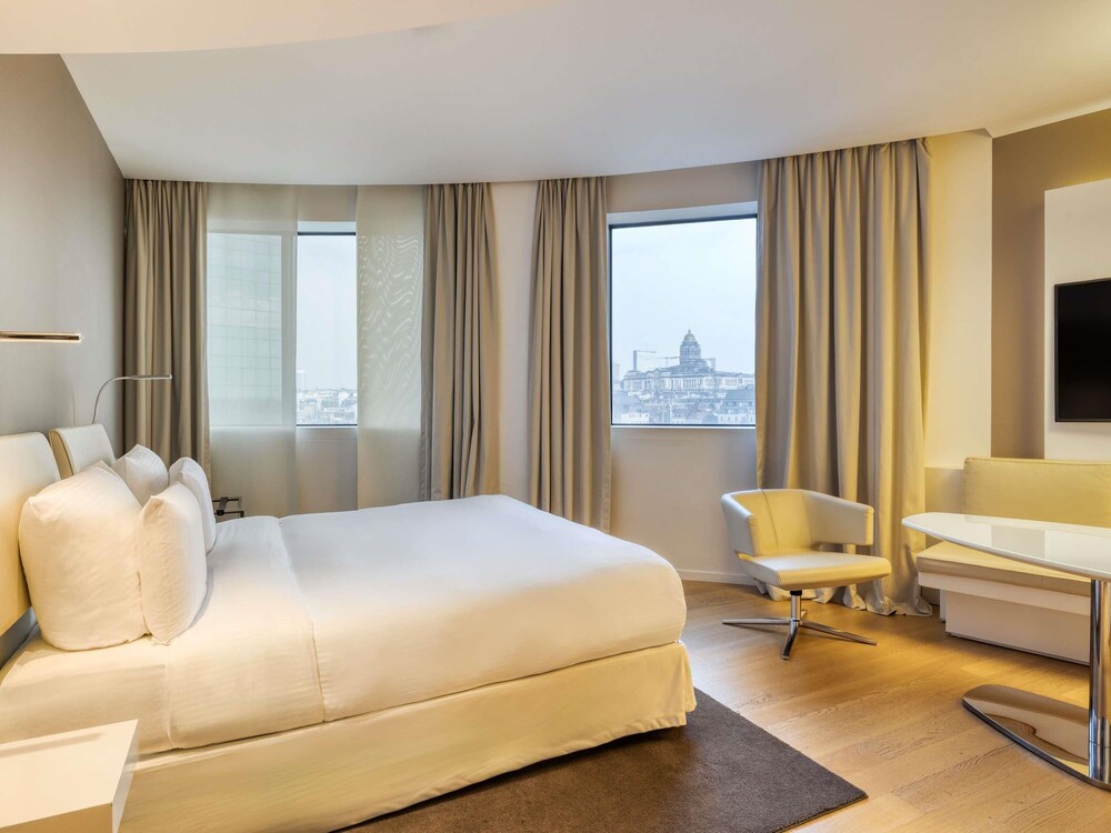 Habitación Deluxe, 1 cama de matrimonio grande, vistas a la ciudad del hotel Pullman Brussels Centre Midi. Foto 1
