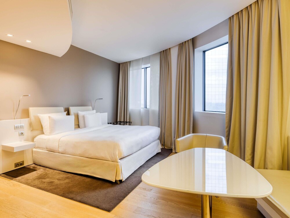 Habitación Deluxe, 1 cama de matrimonio grande, vistas a la ciudad del hotel Pullman Brussels Centre Midi. Foto 3