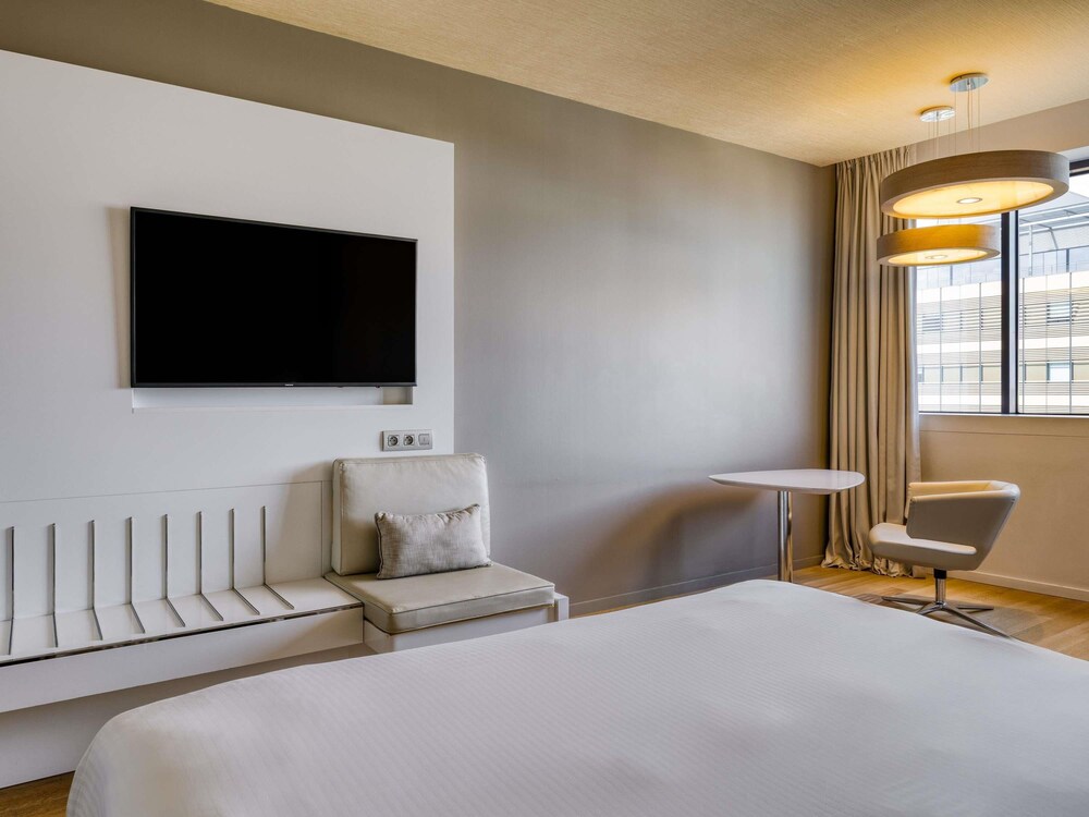 Habitación Deluxe, 1 cama de matrimonio grande, vistas a la ciudad del hotel Pullman Brussels Centre Midi. Foto 6