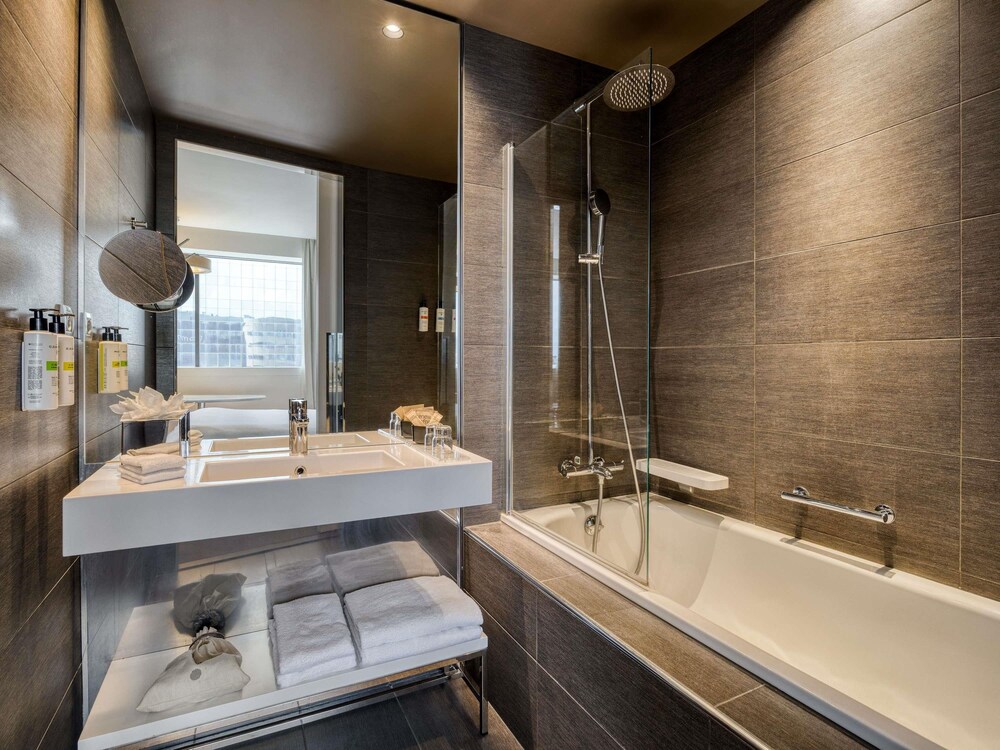 Habitación Deluxe, 1 cama de matrimonio grande, vistas a la ciudad del hotel Pullman Brussels Centre Midi. Foto 7