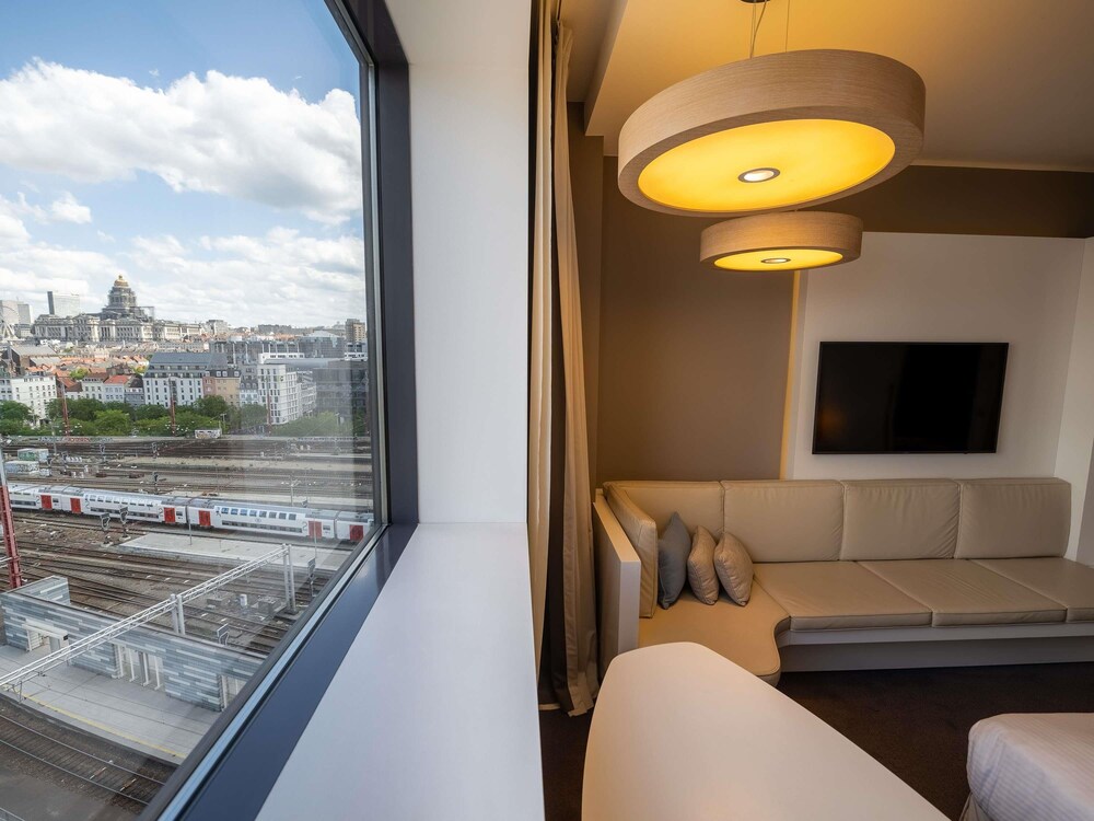 Habitación superior, 1 cama de matrimonio grande, vistas a la ciudad del hotel Pullman Brussels Centre Midi