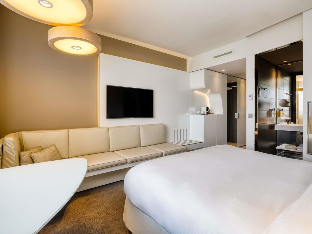 Habitación superior, 1 cama de matrimonio grande, vistas a la ciudad del hotel Pullman Brussels Centre Midi. Foto 1