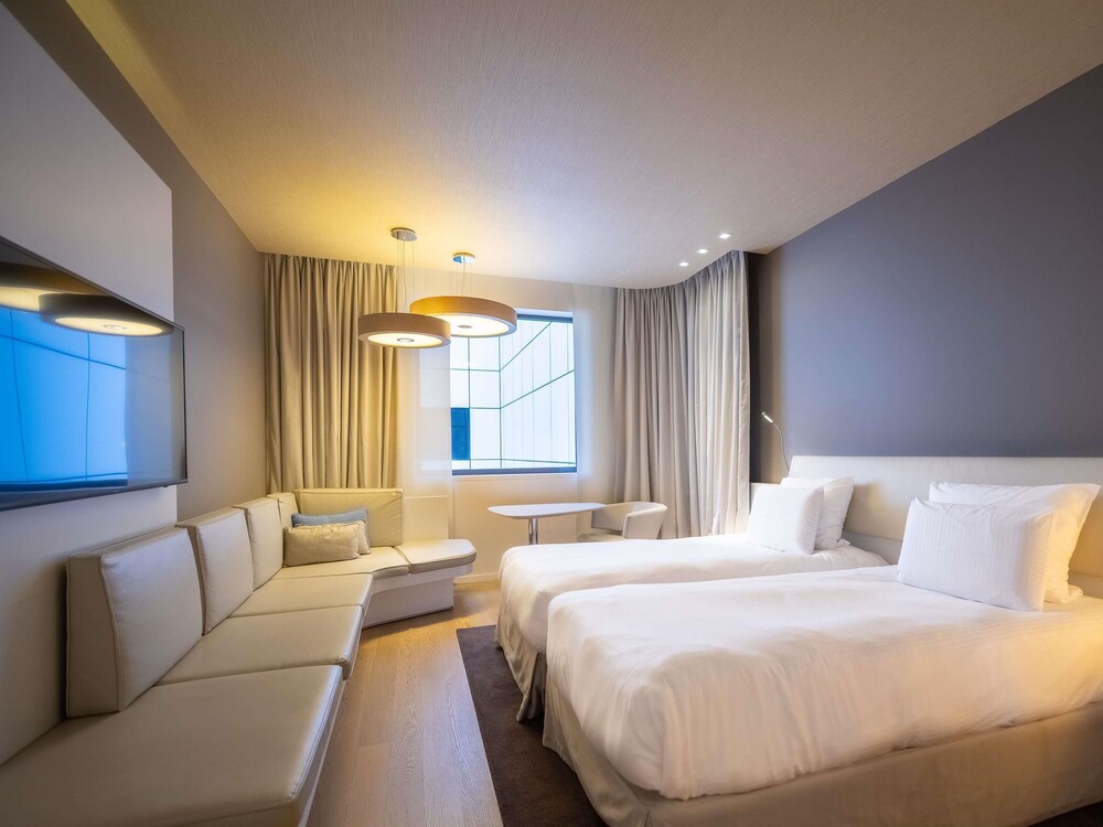 Habitación superior, 2 camas individuales, vistas a la ciudad del hotel Pullman Brussels Centre Midi
