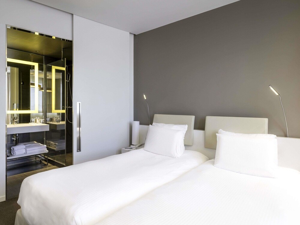 Habitación superior, 2 camas individuales, vistas a la ciudad del hotel Pullman Brussels Centre Midi. Foto 2