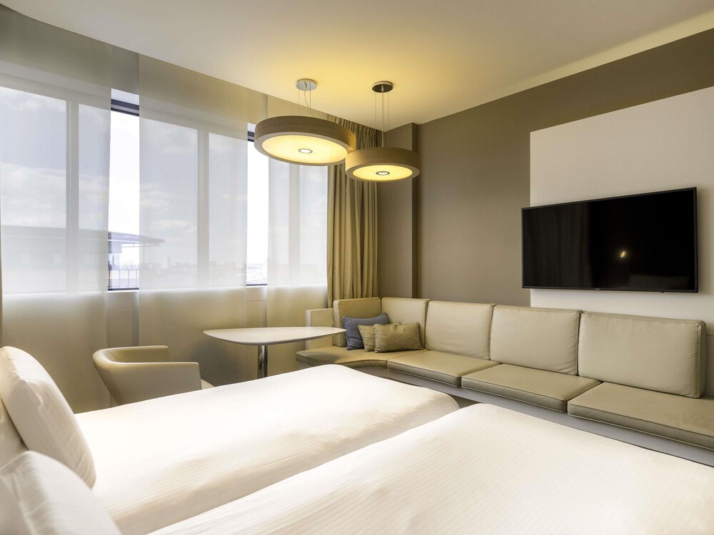 Habitación superior, 2 camas individuales, vistas a la ciudad del hotel Pullman Brussels Centre Midi. Foto 3