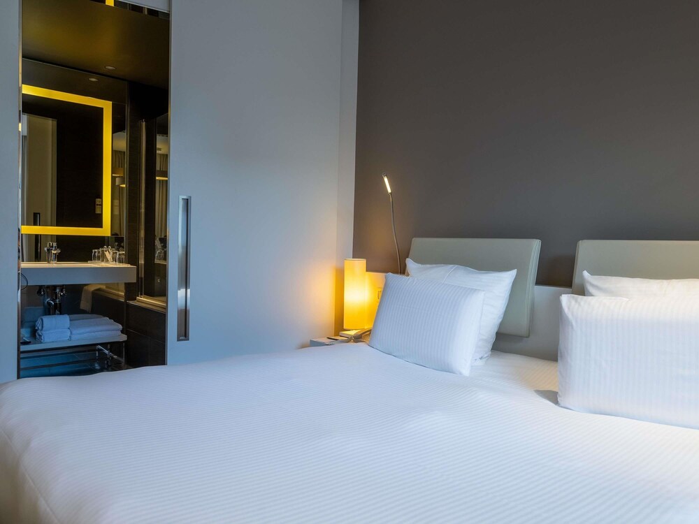 Habitación clásica, 1 cama de matrimonio grande del hotel Pullman Brussels Centre Midi. Foto 8