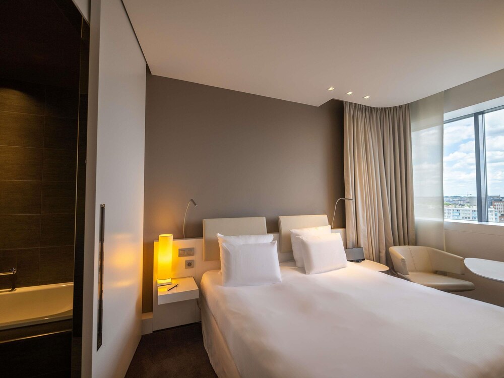 Habitación clásica, 1 cama de matrimonio grande del hotel Pullman Brussels Centre Midi. Foto 9