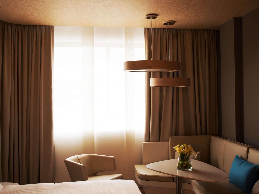 Habitación clásica, 2 camas individuales del hotel Pullman Brussels Centre Midi. Foto 5