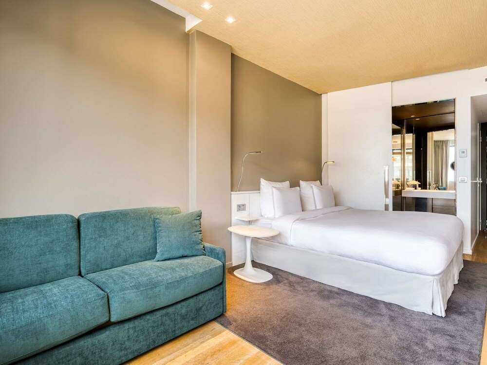 Habitación familiar, 1 cama de matrimonio grande con sofá cama, vistas a la ciudad del hotel Pullman Brussels Centre Midi. Foto 2